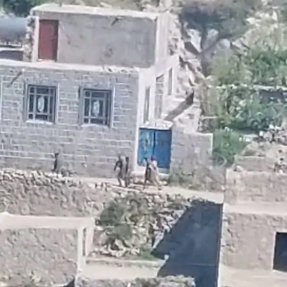 تعز.. مليشيا الحوثي تداهم منازل مدنيين عقب السيطرة على منطقة 
