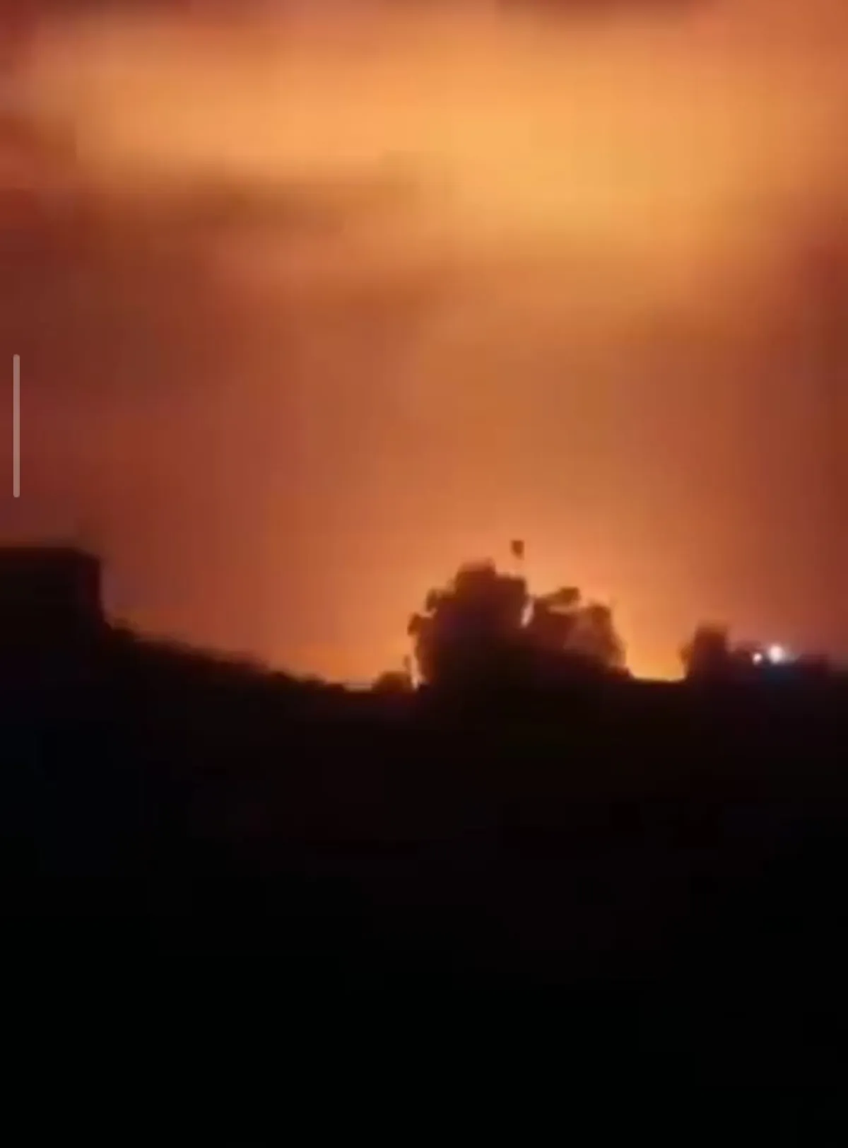 هجوم باليستي حوثي يستهدف عدن ويُلحق أضراراً بمنشأة ومنازل