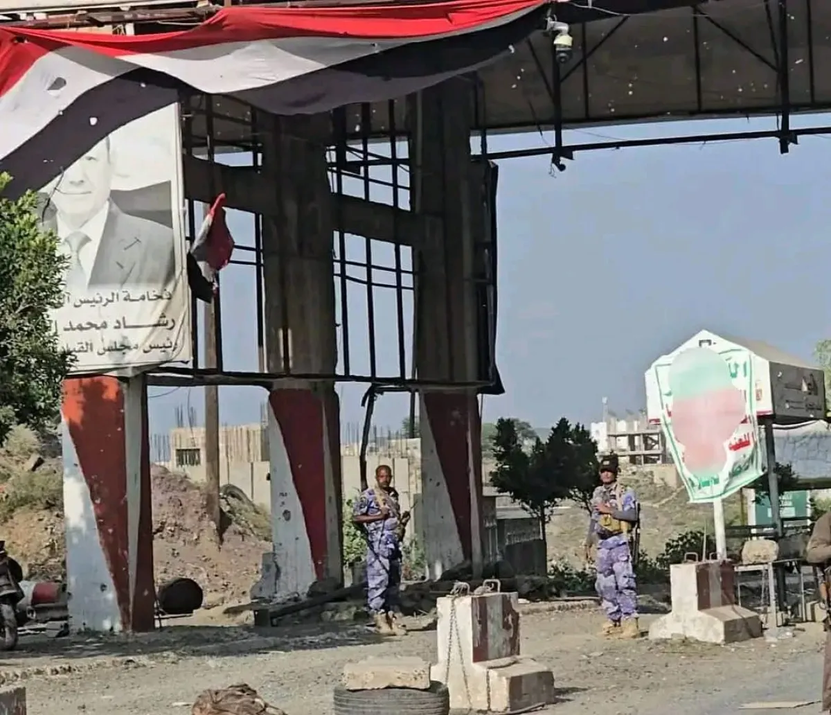 تعز.. الحوثيون يستخدمون المسافرين دروعاً بشرية ويُدخلون مدرعات عسكرية بين سياراتهم في منفذ الهنجر